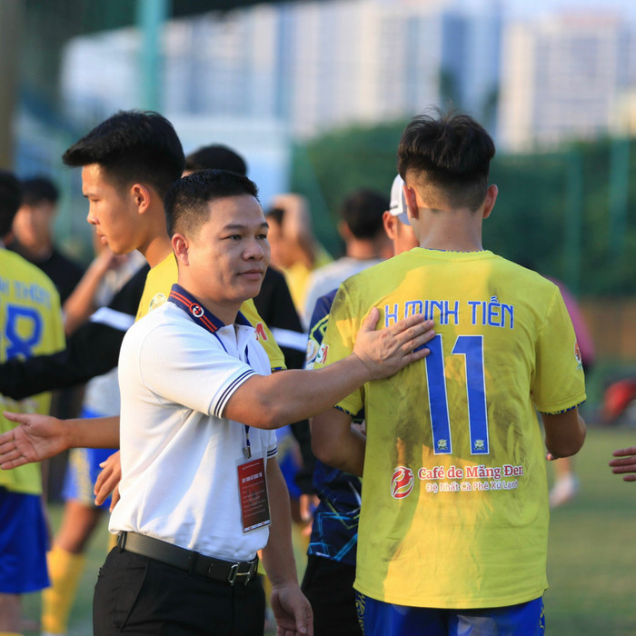 Ông Trần Văn Quỳnh là doanh nhân yêu bóng đá cuồng nhiệt. Ảnh: Phương Thuý