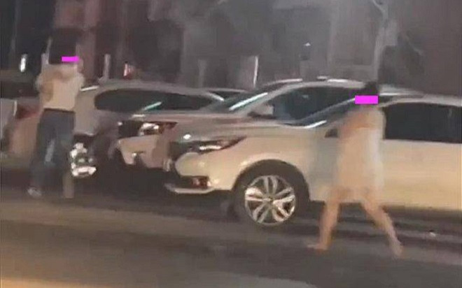 Vợ quấn khăn tắm, gào thét đuổi theo chồng gây náo loạn đường phố, lý do phía sau khiến dân mạng phẫn nộ Ảnh 2