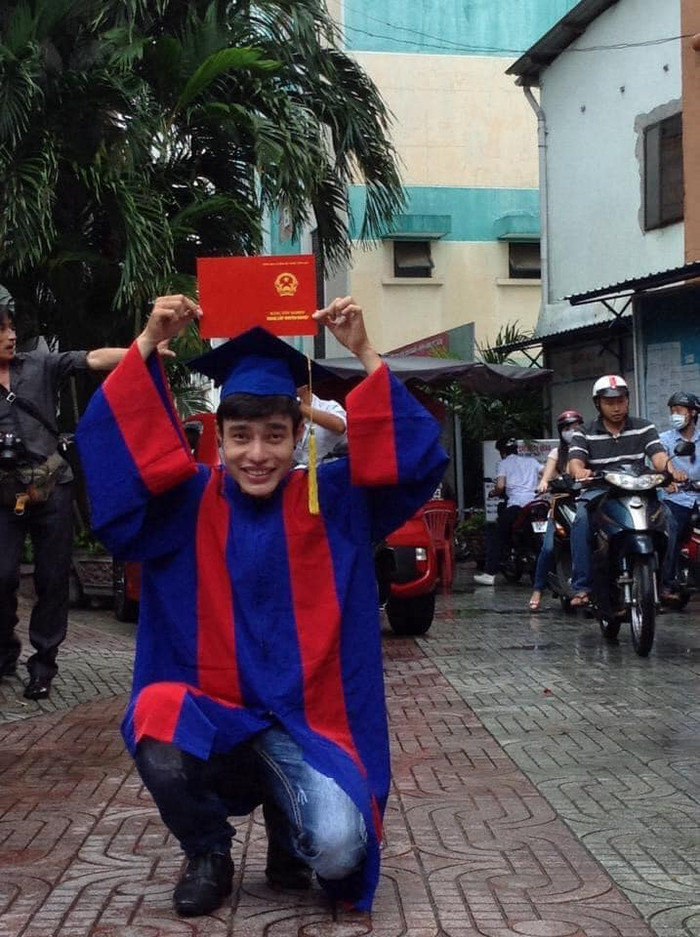 Lê Dương Bảo Lâm chia sẻ lại hình ảnh 10 năm về trước, ngày anh tốt nghiệp Đại học