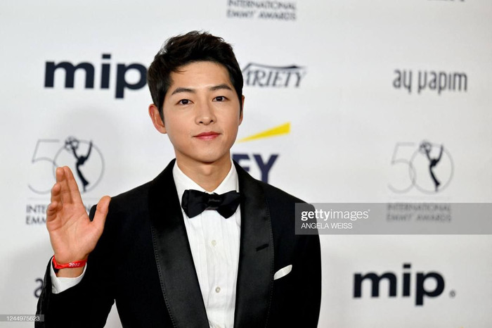 Song Joong Ki trên thảm đỏ Giải thưởng Quốc tế Emmy lần thứ 50.