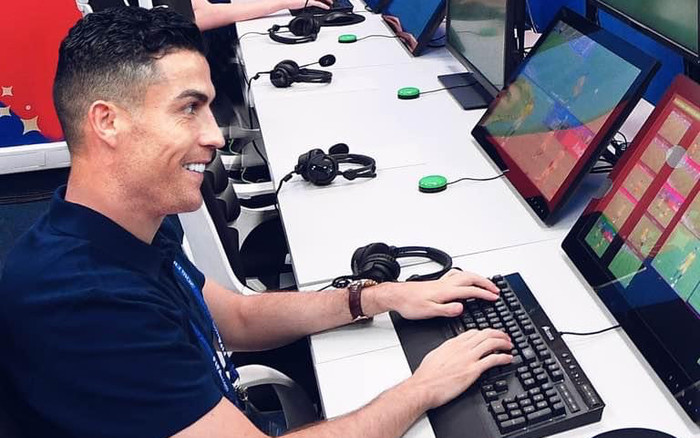 Ảnh chế Ronaldo ngồi phòng VAR khiến Messi ôm hận trước Saudi Arabia Ảnh 2