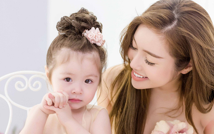 Còn nhỏ tuổi, nhóc tỳ nhà Elly Trần rất hiểu chuyện Ảnh 2