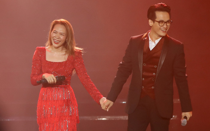 Diện lại bộ trang phục cách đây 3 năm trước, Hà Anh Tuấn và Mỹ Tâm vẫn tình tứ như ngày nào! Ảnh 2