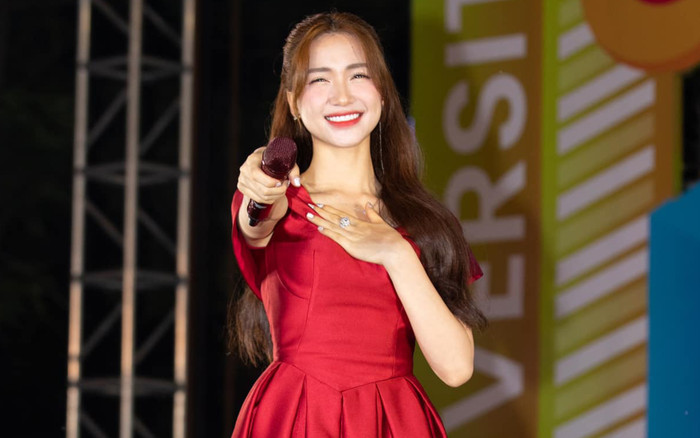 Hát giao lưu những lỡ bắt tone quá cao, phản ứng của Hòa Minzy khiến ai cũng bật cười Ảnh 2