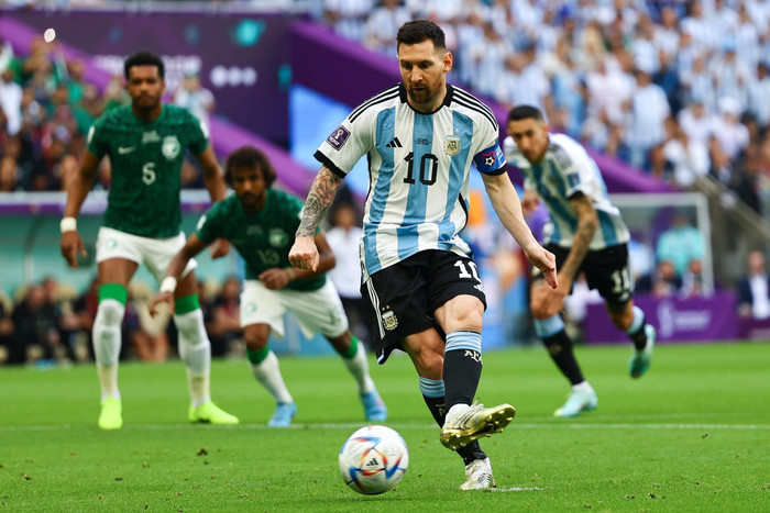 Messi có thể sớm kết thúc giấc mơ vàng từ vòng bảng. Ảnh: FIFA