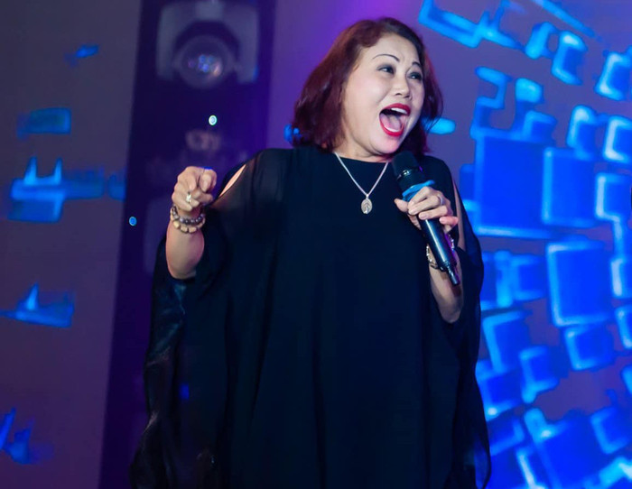 Nữ ca sĩ có lần hiếm hoi xuất hiện trước giới truyền thông lẫn khán giả sau thời gian ở ẩn.