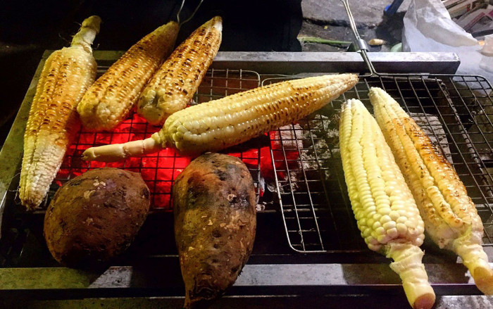 Những hàng bắp nướng, khoai nướng tấp nập trên các con phố Hà Nội