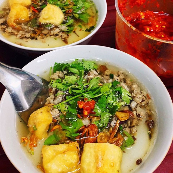 Một bát bánh đúc ú nu với với thịt băm, hành phi, rau mùi với giá cả cực phải chăng