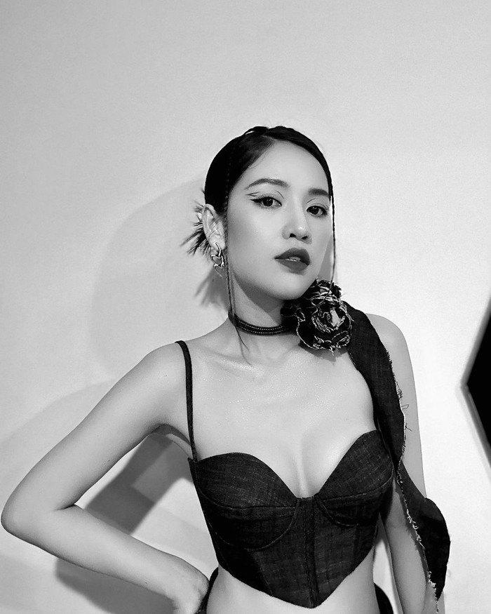 Cô nàng không ngần ngại diện trang phục cắt xẻ táo bạo nhằm phô trọn thân hình nóng bỏng