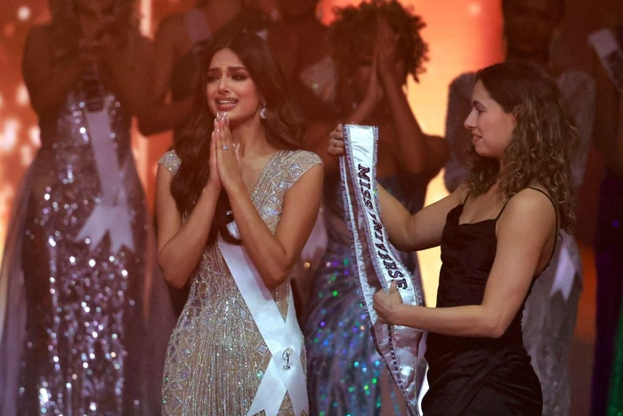 Khả năng ngoại ngữ tốt đã giúp Harnaaz Sandhu dễ dàng nói lên tiếng nói và quan điểm của chính mình trước khán giả toàn cầu.