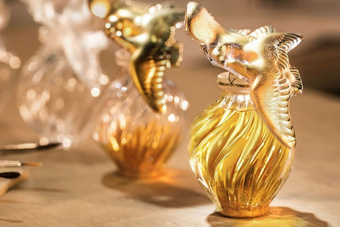 L’Air du Temps giống như một lời thủ thỉ về khát vọng hòa bình và yên ổn đậm chất phụ nữ.