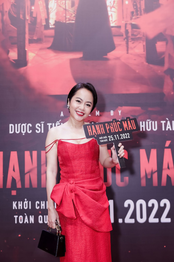 Tái xuất thảm đỏ, NS Kim Huyền lựa chọn váy đỏ đơn giản nhưng không kém phần quyến rũ