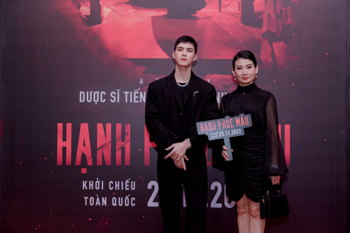 NSƯT Mỹ Uyên và Trần Ngọc Vàng giản dị khi xuất hiện trên thảm đỏ