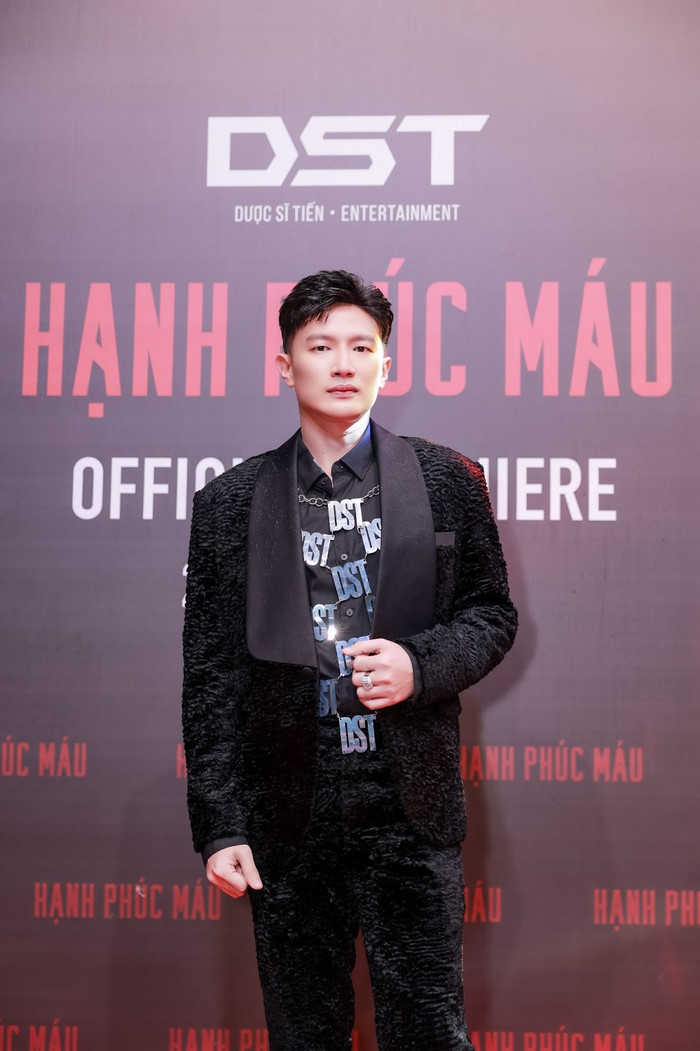 Không còn những tạo hình “ô dề”, Dược sĩ Tiến xuất hiện đầy lịch lãm, sang trọng