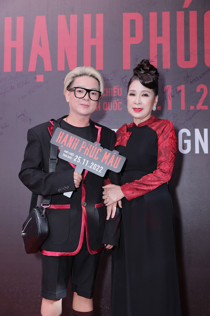 Vũ Hà thân thiết bên NSND Kim Xuân