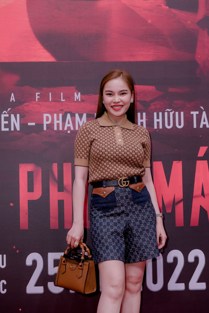 Ca sĩ Giang Hồng Ngọc đầu tư set đồ hàng hiệu xuất hiện trên thảm đỏ Hạnh Phúc Máu