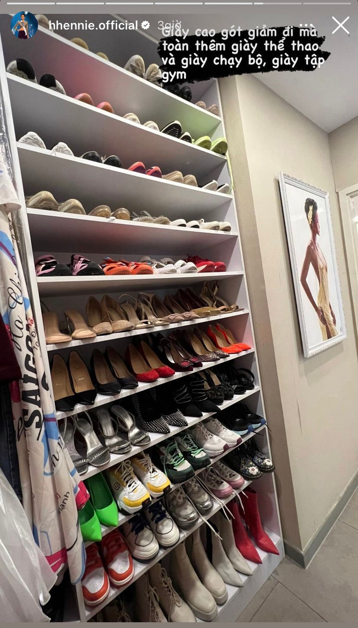 Dễ dàng nhận thấy số lượng giày thể thao của cô nàng hoàn toàn 'áp đảo' giày cao gót