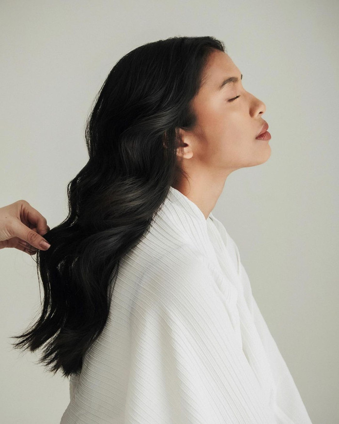 Tẩy tế bào chết cho da đầu để có mái tóc chắc khỏe, bóng mượt hơn.