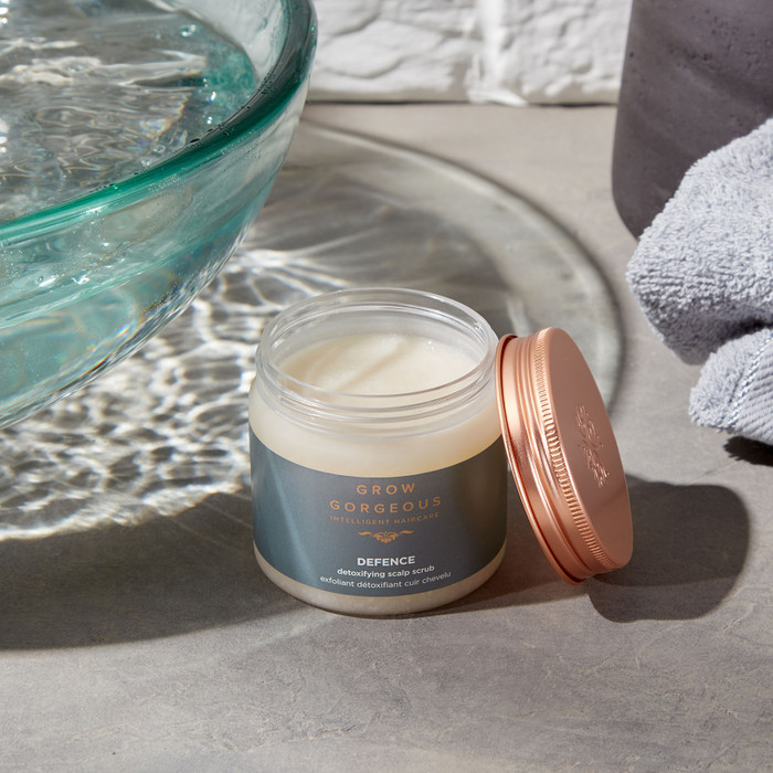 Với thành phần chứa nhiều dưỡng chất Defence Scalp Scrub giảm thiểu tình trạng khô xơ, mang lại cho bạn mái tóc bóng mượt như ý.