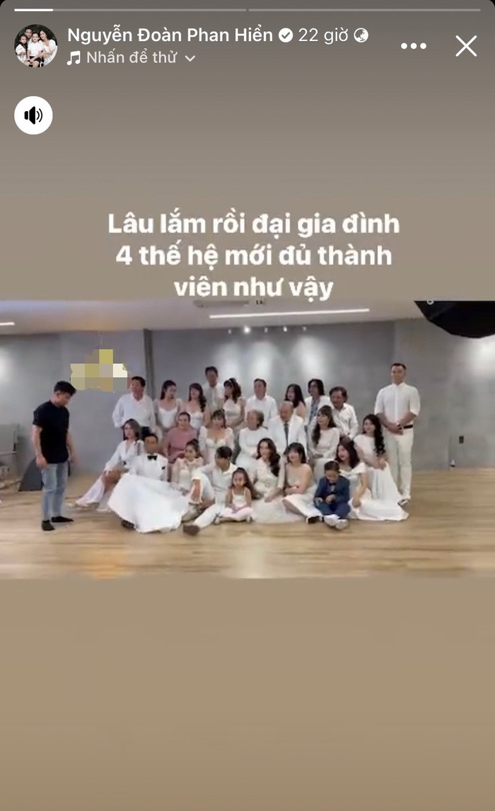 Quý tử đầu lòng nhà Khánh Thi Phan Hiển diện bộ đồ màu xanh đã thu hút sự chú ý của không ít khán giả