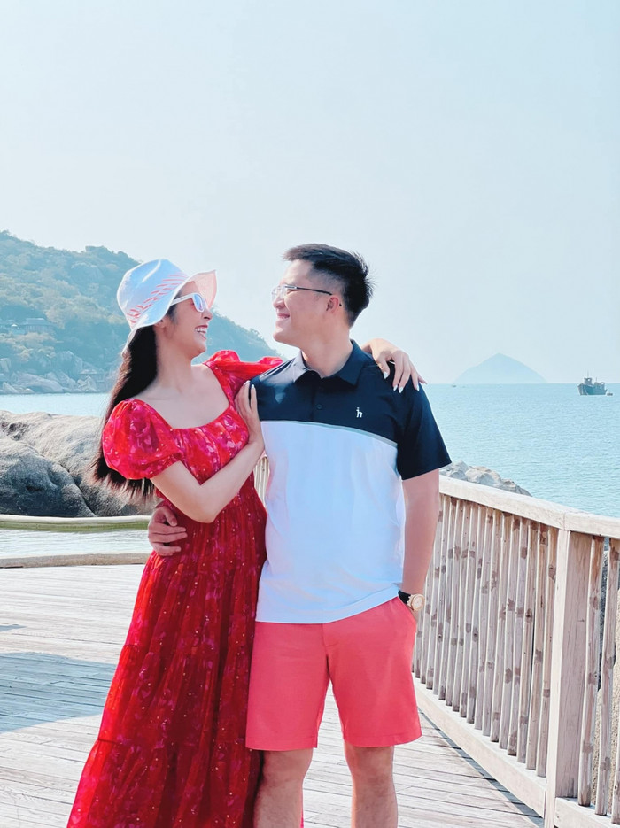 Chồng sắp cưới của Ngọc Hân là Phú Đạt đang là công chức tại Bộ Ngoại giao, kém cô một tuổi, từng có nhiều năm công tác tại nước ngoài trước khi trở về Việt Nam.