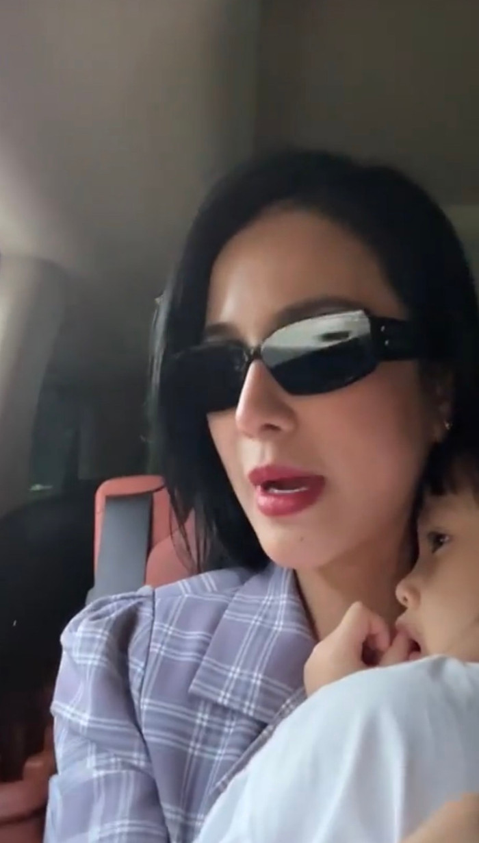 Nhóc tỳ Boorin vô cùng sợ hãi khi thấy hành động của bố, cựu người mẫu liên tục phải trấn an con