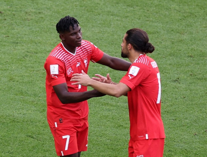 Lý do khiến cho Embolo không ăn mừng là anh sinh ra ở thủ đô Yaounde của Cameroon, bây giờ anh khoác áo Thụy Sĩ thi đấu ở World Cup 2022.