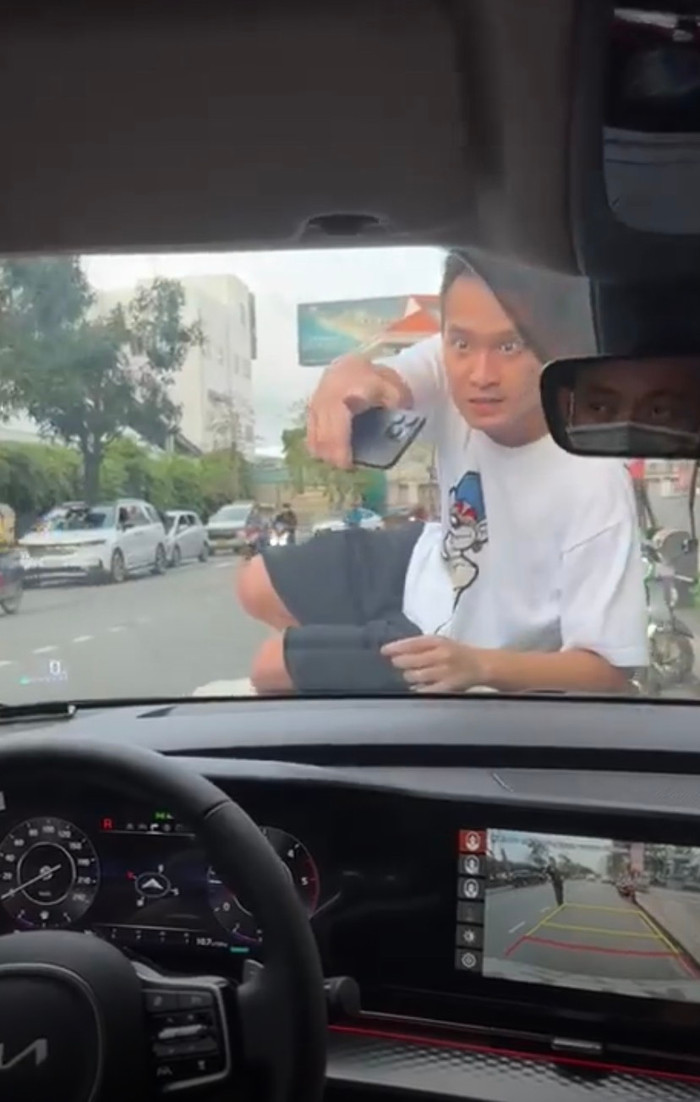 Thiếu gia Đức Phạm sẵn sàng trèo lên xe để ngăn chặn việc người đẹp rời đi