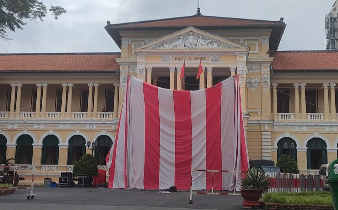 Vụ bé 8 tuổi bị bạo hành đến tử vong: Dựng rạp, siết chặt an ninh chuẩn bị xét xử Ảnh 2