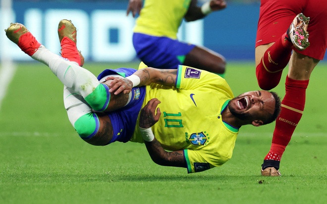 Cận cảnh chấn thương nặng khiến Neymar bật khóc trong ngày Brazil thắng Serbia Ảnh 2