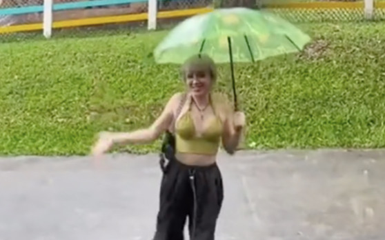 Đang đi chơi thì gặp mưa, phản ứng của Tóc Tiên khiến cộng đồng mạng 'ngã ngửa' Ảnh 2