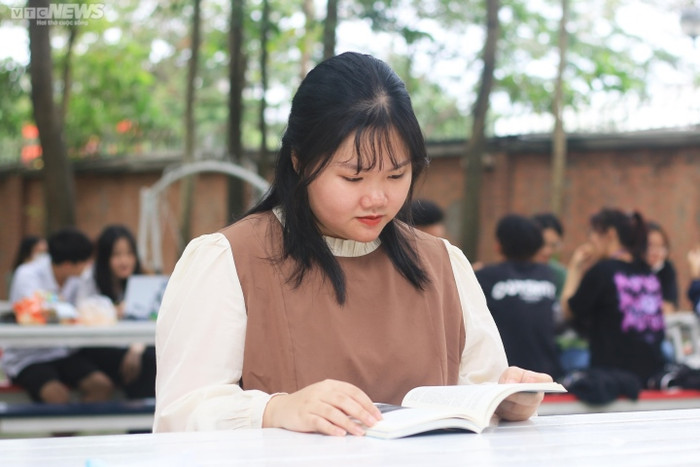 Nguyễn Phương Yến là thủ khoa đầu ra Đại học Thăng Long năm 2022. (Ảnh: Hoài Anh)