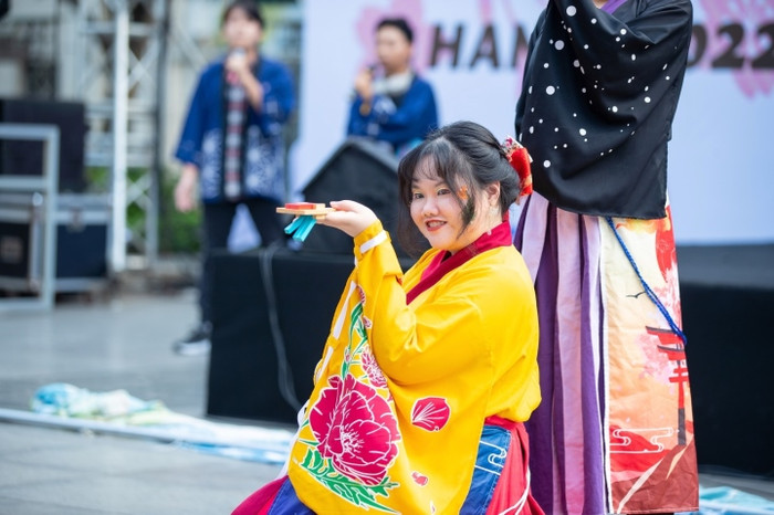 Nguyễn Phương Yến còn thương xuyên tham gia các hoạt động của câu lạc bộ nghệ thuật trong trường. (Ảnh: NVCC)