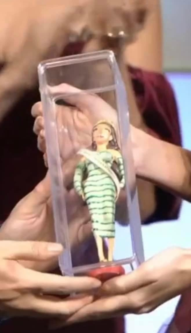 Cô cũng phải nhận những vật phẩm mà bị nhận xét là 'xấu đau đớn'.