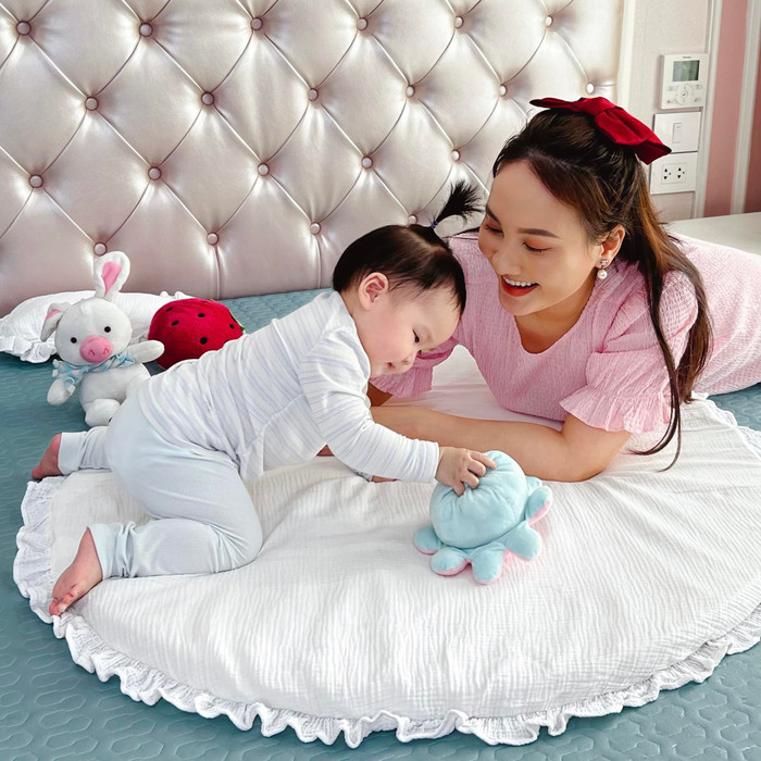 Nữ diễn viên khá thoải mái trong việc khoe ảnh gia đình trên mạng xã hội