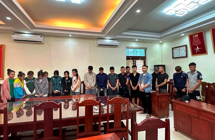  15 đối tượng tổ chức sử dụng ma túy và các tang vật được thu giữ.