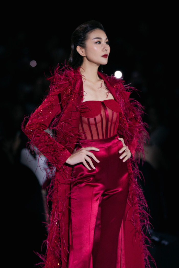 Siêu mẫu Thanh Hằng thần thái làm vedette, thả dáng siêu nuột trên sàn runway Ảnh 3