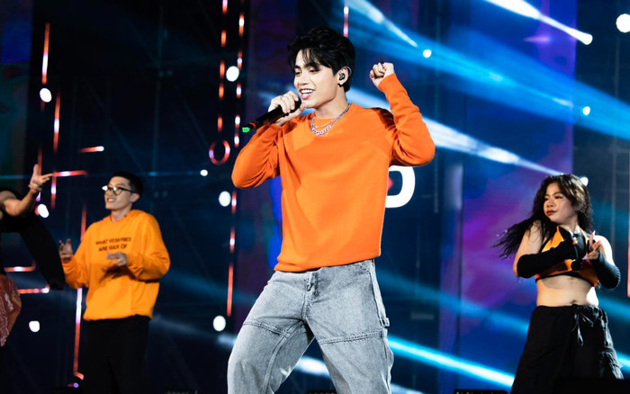 Đem hit Waiting For You đi diễn, ca sĩ Mono bất ngờ bị khán giả quay xe 'mỉa mai' Ảnh 2