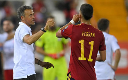 HLV Tây Ban Nha 'doạ' loại bạn trai của con gái khỏi World Cup 2022 nếu mút ngón tay Ảnh 2