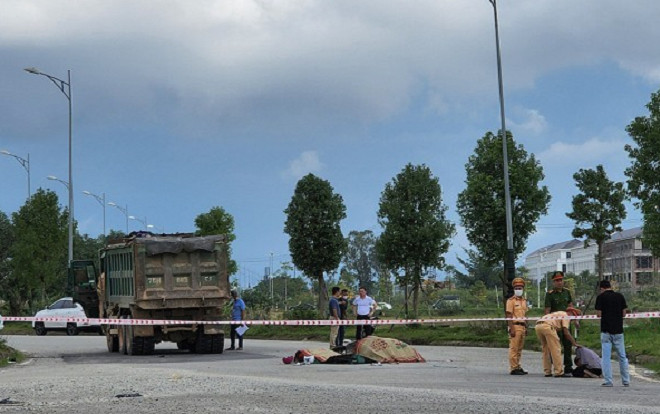 Thai phụ chở theo 2 con nhỏ tử vong dưới bánh xe tải, chồng ngã khụy gào khóc trước thi thể 4 mẹ con Ảnh 2