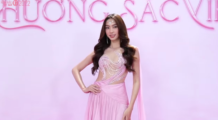 Đáng chú ý nhất chính là visual của Cựu Hoa hậu Hoà bình Quốc tế - Nguyễn Thúc Thuỳ Tiên. Người đẹp hoá thân thành nữ thần sắc đẹp với bộ cánh hồng dịu nhẹ kết hợp cùng phụ kiện tóc rực rỡ. 