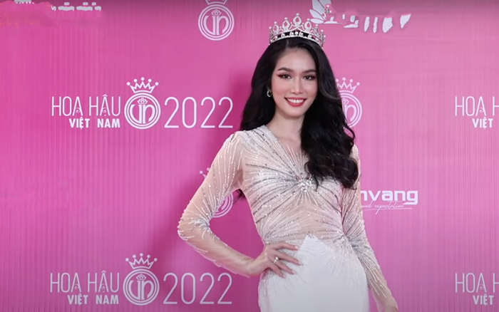 Mỹ nhân xuất hiện đầu tiên trên thảm đỏ chính là Á hậu Việt Nam 2020. Người đẹp sinh năm 1998 diện một bộ cánh 'kín cổng cao tường' thể hiện vẻ đẹp tri thức, trong trẻo. 