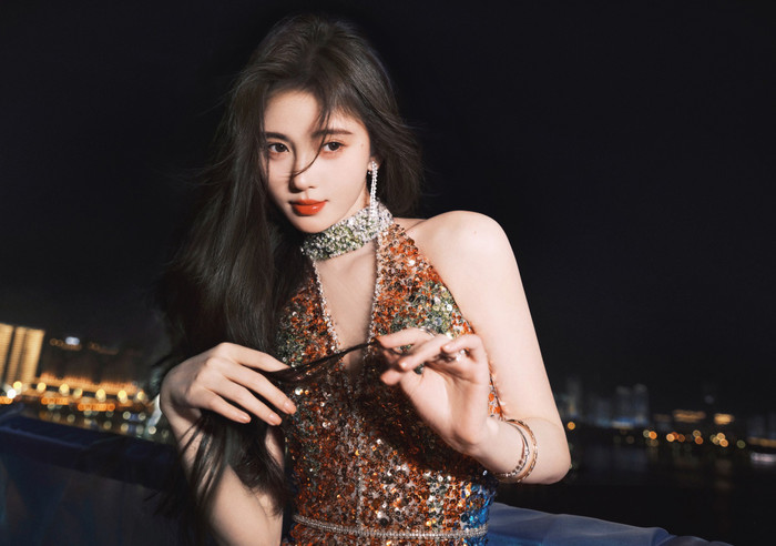 So với ảnh đã qua chỉnh sửa, nhan sắc của Cúc Tịnh Y vẫn vẹn nguyên như vậy.
