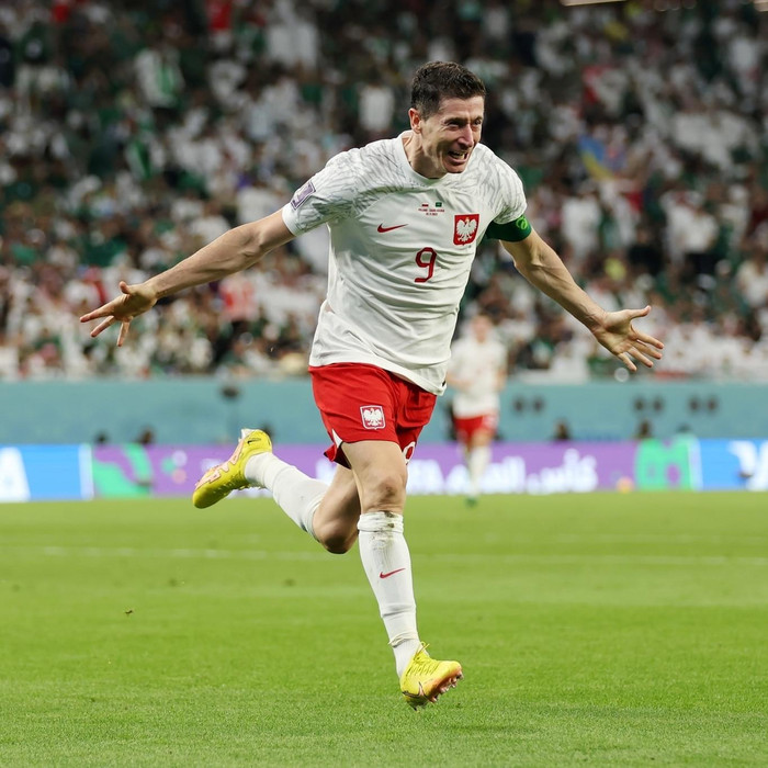 Lewandowski đã có bàn thắng đầu tiên ở World Cup và Ba Lan thắng Saudi Arabia 2-0.