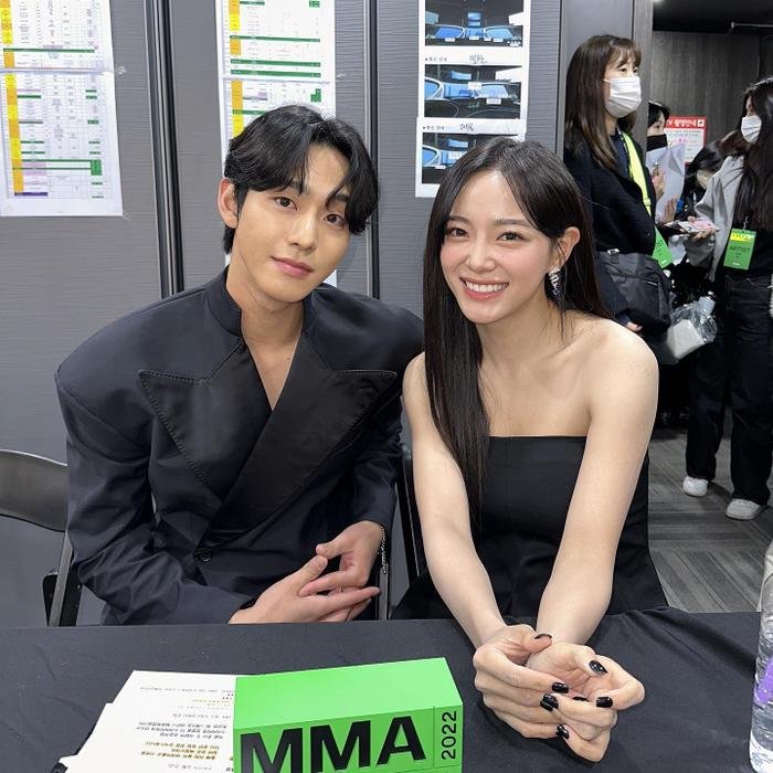 Thỏa mong đợi của fan, Ahn Hyo Seop và Kim Se Jeong công khai tình cảm sau hẹn Hò Chốn Công Sở Ảnh 2