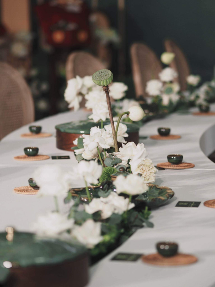 Không gian trong lễ ăn hỏi của hoa hậu Ngọc Hân: Đậm chất truyền thống, lấy hoa sen làm chủ đạo Ảnh 4