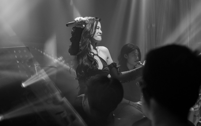 Đông Nhi bất ngờ biến đêm diễn ở phòng trà thành quán bar xập xình: Chuyện gì thế này? Ảnh 2