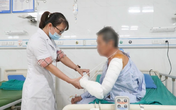 Cụ ông 72 tuổi bất ngờ bị chó nhà cắn đa chấn thương Ảnh 2