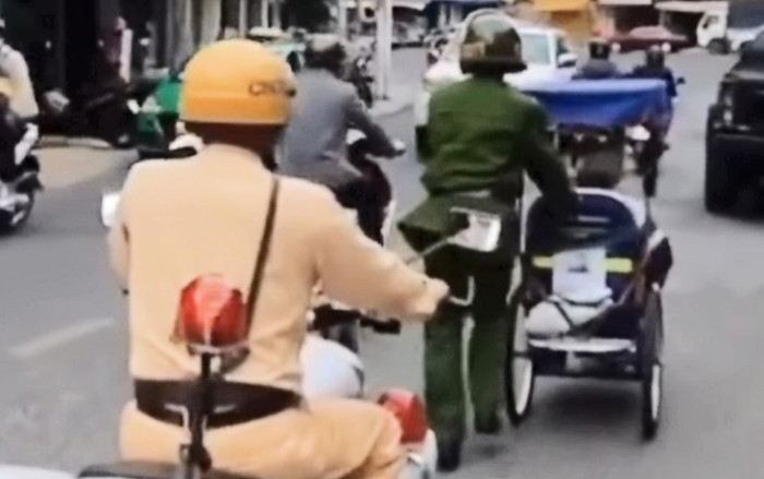 Ấm lòng hình ảnh chiến sĩ công an đẩy xe lăn đi sửa cho người khuyết tật Ảnh 2