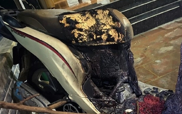 Mâu thuẫn tình cảm, người đàn ông lẻn vào nhà nhân tình đốt cháy xe máy Ảnh 2